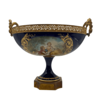 Sevres offering an idyllic scene with m1032
