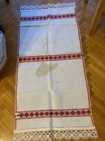 Egyben Beregi hímzett terítő, futó kis látható hibával, hozzá Világos barna selyembrokát díszterítő