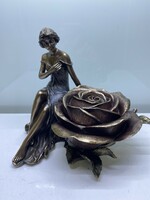 Női szobor rózsás ékszertartóval