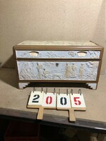 XIX. századi kinai láda, csontfaragás domborművekkel, 100 x 50 x 55 cm-es, 2005