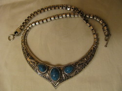 Keleties stílusú, dekoratív fém nyakék, türkiz színű kövekkel