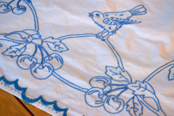 Régi Népi Hagyományőrző Vászon terítő asztalterítő abrosz madár galamb kézzel hímzett 108 x 78