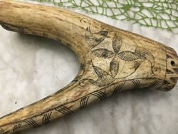 An original Hungarian horse powder horn with a folk motif is for sale in its original condition