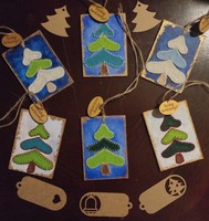Karácsonyi kézműves ajándékkísérő, dísz farostlemezen, filc fenyő rátéttel