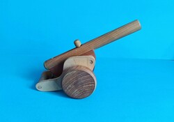 Adjustable wind-up wooden cannon