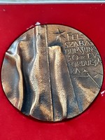 Bronze plaque for the 40th anniversary of our liberation, no. 10 cm in diameter with P sign