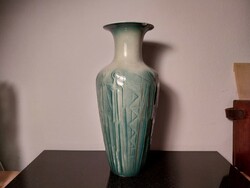 The vase was designed by János Török and designed by Zsolnay Ovit