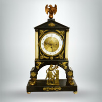 Empire negyedütős naptáras kandalló óra, alabástrom oszlopokkal és aranyozott díszítéssel