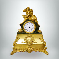 Francia felesütős kandalló óra, figurális aranyozott bronz tok