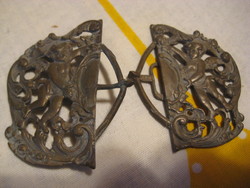 Patinás régi  réz , övcsat   , Ámor  a nyilával , középen     8 x 6 cm
