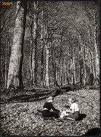 Nagyobb méret, Szendrő István fotóművészeti alkotása. Lányok az erdőben, piknik, 1930-as évek.