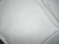 2 db azonos minta fehér damaszt terítő -Nen volt használv﻿a Az ár együtt  a két terítőre vonatkozik