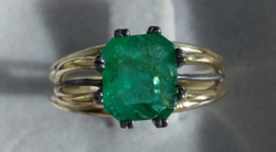 231T. Colombian emerald 1.5ct 14k gold 3.18g solitaire ring with translucent poison green stone