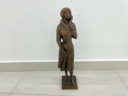 Műgyanta szobor NG szignós képcsarnokos női alak