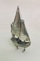 Ezüst miniatűr vitorlás hajó