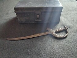 Régi  kis pántos katonai bádog doboz és bronz papírvágó kard egyben eladó