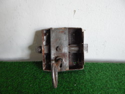 1 db régi antik ajtózár eredeti kulccsal,működőképes,,mérete,9  x 9 cm.