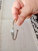 Vastagon ezüstözött gyerek  / baba  ötvös  réz karkötő  arab felirattal   Mérete: cca 5,5x4,5 cm