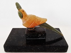 Régi faragott féldrágakő (jáde + ?) papagáj szobor gránit talapzaton