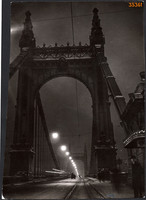 Nagyobb méret, Szendrő István fotóművészeti alkotása. Éjszaka az Erzsébet hídon, 1930-as évek.