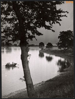 Nagyobb méret, Szendrő István fotóművészeti alkotása. Csónakkal a folyón, 1930-as évek.