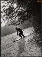 Nagyobb méret, Szendrő István fotóművészeti alkotása. Síelés a napsütésben, 1930-as évek. Eredeti,