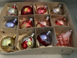 Régi üveg karácsonyfadíszek dobozukban