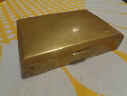 Réz cigaretta tartó doboz , vésett  , jó patinájú , fa bélésű  , angol jelzett  , 17 x 12 x 4 cm