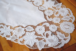 Old antique hand-embroidered rosette lace tablecloth tablecloth centerpiece needlework 95 x 43 cm