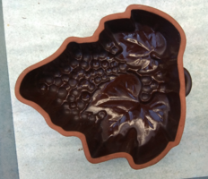 Kerámia sütőforma, asztalközép, szőlőlevél alakú (25x23 cm)