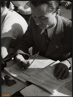 Nagyobb méret, Szendrő István fotóművészeti alkotása. Zsebórával a nevezési lap felett, 1930-as évek