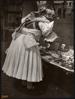 Nagyobb méret, Szendrő István fotóművészeti alkotása. Népviseletben a vásárban, 1930-as évek.