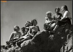 Nagyobb méret, Szendrő István fotóművészeti alkotása. Gyerekek a sziklán, 1930-as évek.