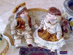 Retro népviseletbe öltöztetett porcelán babapár, kisfiú, és kislány kézműves ruhákban