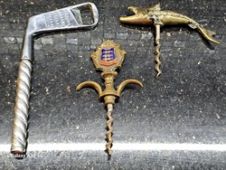 Bornyitó trió: réz halas dugóhúzó, retro golfütő imitáció , és egy patinás régi címeres nyitó