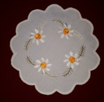 Small tablecloth embroidered with a daisy pattern