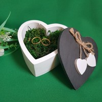 Új, szív alakú, szívekkel díszített esküvői gyűrűtartó doboz, faládika mohával