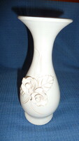 Karcsu fehér kerámia váza,  dombor rózsával