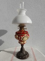 Historizáló asztali petróleumlámpa, nagyméretű, plasztikus majolika, üveg olvasó búrával