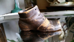 Régi viseltes hatású kerámia cipőcske, 8 x 4 x 4 cm
