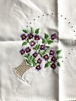 Lila virágos hímzett terítő, makulátlan, keményített, 100x100cm