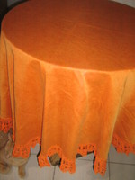 Gyönyörű hatalmas vidám narancs színű kézzel horgolt szélű kerek terítő