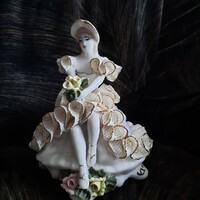Román porcelán figura, lány virágokkal, csipke ruhában