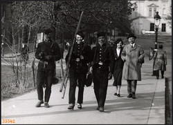 Nagyobb méret, Szendrő István fotóművészeti alkotása. Budapest, kéményseprők az utcán, 1930-as évek