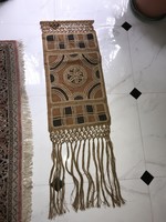 Iparművész tervezte szegedi lenfonóban készült gyöngyökkel díszített makramés fali textilkép