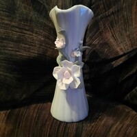 Porcelán váza plasztikus virág díszítésekkel