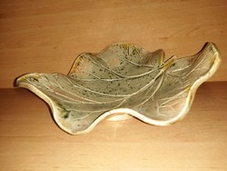 Leaf-shaped ceramic tray (n)