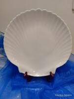 Serving bowl in the shape of a porcelain shell