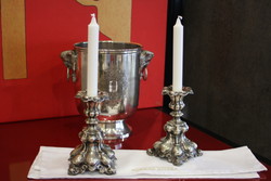 Egy pár barokk stílusú ezüstözött gyertyatartó (2db) - Elegáns asztali dekoráció