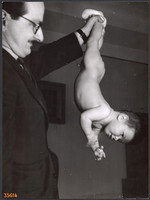 Nagyobb méret, Szendrő István fotóművészeti alkotása. A levegőben lógva, 1930-as évek. Eredeti